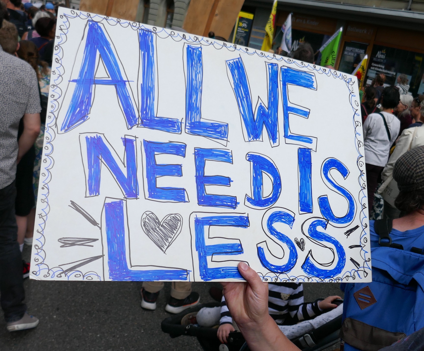 Manifestation nationale pour le climat, 30 septembre, Berne, All we need is less, MHM55